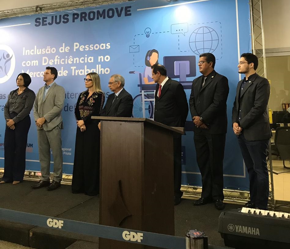 Roriz entre secretarios e deputados